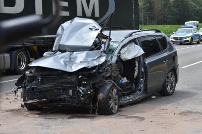  Iggingen: Schwerer Unfall auf B29 zwischen PKW und LKW